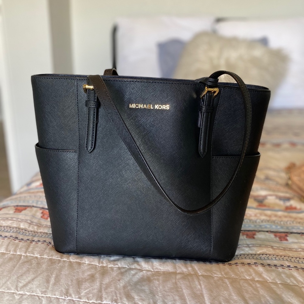 LIKE NEW Micheal Kors purse!!